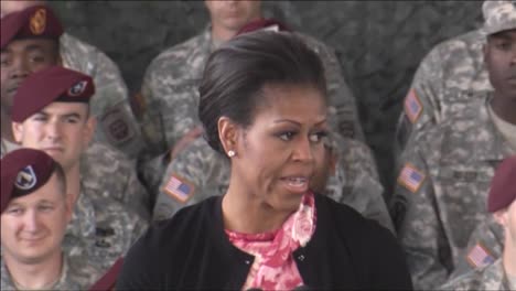 Michelle-Obama-Honra-A-Las-Tropas-En-Un-Discurso-En-Ft-Bragg,-Carolina-Del-Norte