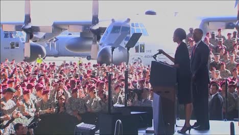 Michelle-Obama-Ehrt-Die-Truppen-Bei-Einem-Vortrag-In-Ft-Bragg-North-Carolina-1