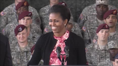 El-Presidente-Barack-Obama-Honra-A-Las-Tropas-En-Un-Discurso-En-Ft-Bragg,-Carolina-Del-Norte