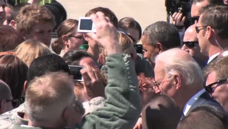 Präsident-Obama-Und-Vizepräsident-Biden-Begrüßen-Mitglieder-Des-Militärs-In-Pittsburgh-Pa-2