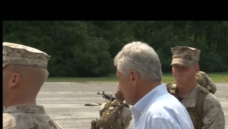 El-Secretario-De-Defensa-Chuck-Hagel-Visita-La-Escuela-De-Infantería-En-Carolina-Del-Norte-1