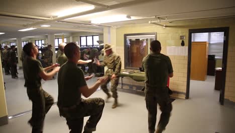 Die-US-Armee-Setzt-Soldaten-Durch-Intensives-Bootcamp-Training