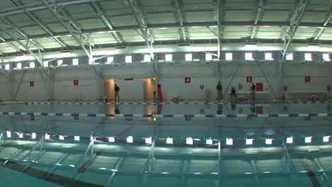 Marinesoldaten-In-Der-Grundausbildung-Lernen-Schwimm--Und-Wasserrettungsfähigkeiten-1