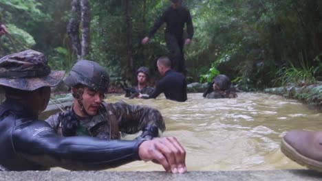 Marines-Werden-Im-Dschungelkrieg-Ausgebildet-2