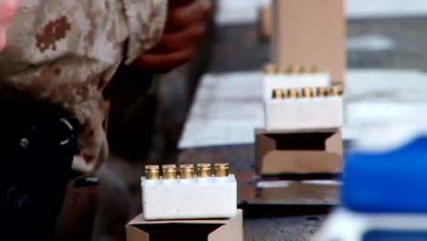 Los-Marines-Estadounidenses-Se-Preparan-Para-Disparar-Pistolas-En-Un-Campo-De-Tiro-1