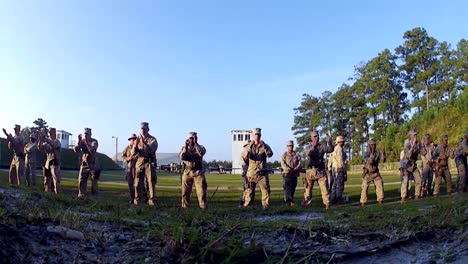 Los-Marines-Estadounidenses-Se-Preparan-Para-Disparar-Pistolas-En-Un-Campo-De-Tiro-5