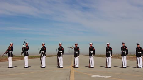 Die-Ehrenwache-Der-US-Marine-Führt-Wie-Ein-Flugzeug-Eine-Überführung-Durch