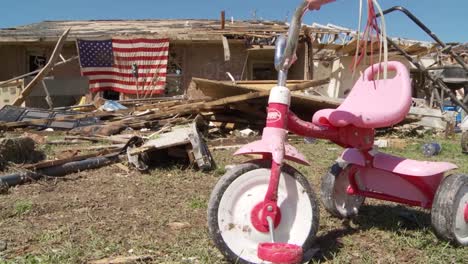 Bewohner-Durchsuchen-Die-Ruinen-Ihrer-Häuser-Nach-Dem-Verheerenden-Tornado-2013-In-Moore-Oklahoma-1