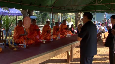 Los-Monjes-Budistas-Rezan-En-Un-Templo-En-Tailandia
