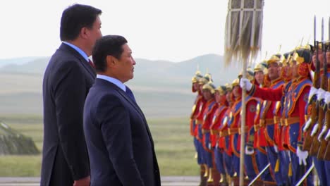 Los-Líderes-Chinos-Saludan-A-Los-Guerreros-Mongoles-En-Traje-Completo-En-Una-Ceremonia-Oficial