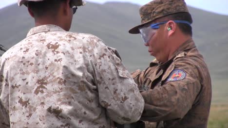 US-Soldaten-Bilden-Mongolische-Polizeikommandos-Und-Streitkräfte-Auf-Einem-Schießstand-Aus