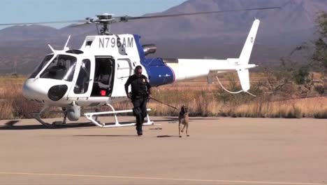 Los-Agentes-De-La-Patrulla-Fronteriza-De-EE.-UU.-Utilizan-Perros-Para-Olfatear-Aviones-Que-Cruzan-La-Frontera-Entre-EE.