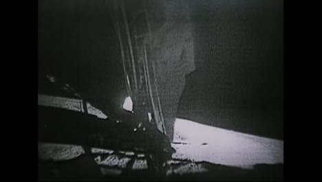 Astronautas-Del-Apolo-11-Caminan-Sobre-La-Luna-Mientras-La-Gente-Observa-En-Todas-Partes-De-La-Tierra-5
