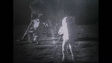 Los-Astronautas-Del-Apolo-11-Caminan-Sobre-La-Luna-Mientras-La-Gente-Observa-En-Todas-Partes-De-La-Tierra-7