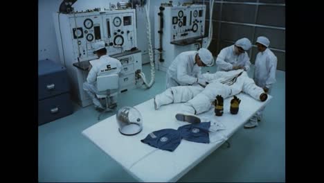 Los-Astronautas-Están-Equipados-Con-Trajes-Espaciales-En-1970.