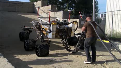 Prácticas-De-Rover-Curiosity-De-La-Nasa-En-Una-Superficie-Simulada-De-Marte-En-El-Laboratorio-De-Propulsión-A-Chorro-1