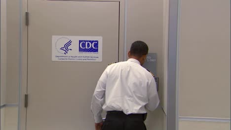CDC-Beamte-Kommen-In-Einer-Flughafen-Isolationseinrichtung-Zur-Kontrolle-Ansteckender-Krankheiten-An