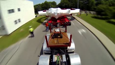 Un-Enorme-Electroimán-Para-Su-Uso-En-Un-Acelerador-De-Partículas-Se-Desliza-A-Lo-Largo-De-Carreteras-Y-Autopistas-En-Su-Camino-Hacia-El-Laboratorio-Brookhave-1