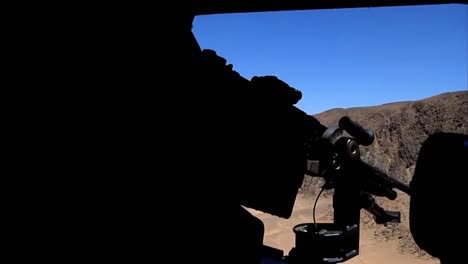 Ein-Türschütze-Auf-Einem-Hubschrauber-Feuert-Während-Eines-Fluges-über-Afghanistan-Maschinengewehre-Ab