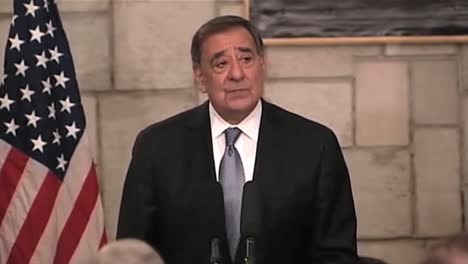 2013-Bespricht-Verteidigungsminister-Leon-Panetta-Den-Truppenabzug-In-Afghanistan-1