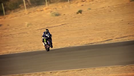 Un-Piloto-De-Superbike-Realiza-Acrobacias-En-La-Pista-Y-En-La-Carretera