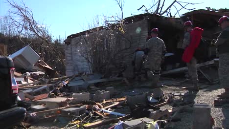 Soldados-De-La-Guardia-Nacional-Patrullan-Un-Vecindario-En-West-Liberty-Kentucky-Después-De-Un-Devastador-Tornado-1