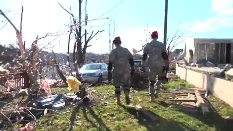 Soldados-De-La-Guardia-Nacional-Patrullan-Un-Vecindario-En-West-Liberty-Kentucky-Tras-Un-Devastador-Tornado-3