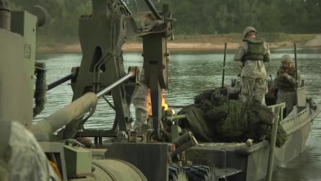 Tropas-Del-Ejército-Estadounidense-Practican-Una-Operación-De-Asalto-Fluvial