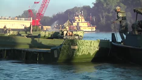 Tropas-Del-Ejército-Estadounidense-Practican-Una-Operación-De-Asalto-Fluvial-2