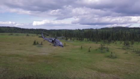 Verschiedene-Aufnahmen-Von-Blackhawk-Hubschraubern,-Die-über-Alaska-Fliegen-Flying