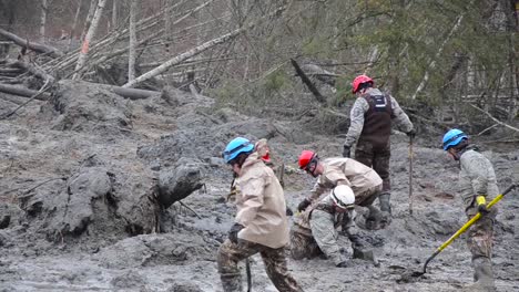 Soldados-Y-Tropas-De-La-Guardia-Nacional-Ayudan-En-Las-Operaciones-De-Búsqueda-Y-Rescate-Tras-Un-Gran-Deslizamiento-De-Tierra-En-Oso-Washington-1