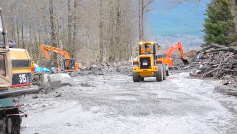 Soldiers-And-National-Guard-Troops-Assist-In-Search-And-Rescue-Operations-Following-A-Huge-Landslide-In-Oso-Washington-2