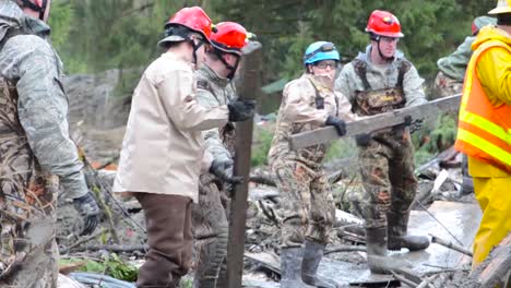 Soldaten-Und-Truppen-Der-Nationalgarde-Helfen-Bei-Such--Und-Rettungsaktionen-Nach-Einem-Riesigen-Erdrutsch-In-Oso-Washington-3