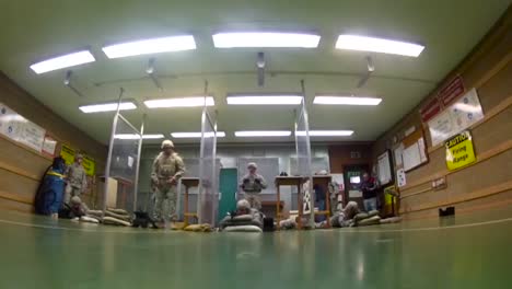 Armeesoldaten-üben-In-Einem-Indoor-Zielbereich
