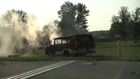 Ein-Lieferwagen-Explodiert-In-Flammen