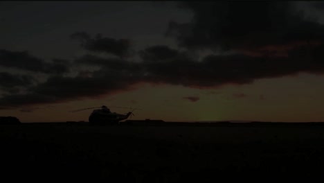 Amanecer-En-Una-Base-Militar-Con-Helicópteros-En-La-Pista.