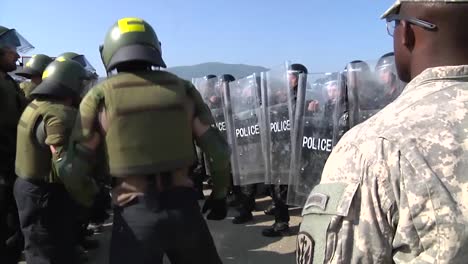 Kosovo-Army-Personnel-Train-For-A-Riot-Or-Protest-And-Policía-Response