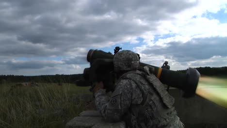 Soldiers-Test-Fire-The-Powerful-Javelin-Rocket-Propelled-Missile-Launcher-1