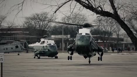 Los-Presidentes-Marinos-Un-Helicóptero-Despega-De-Un-Estacionamiento