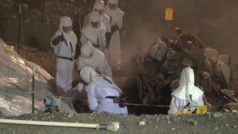 Arbeiter,-Die-In-Gefährlicher-Kleidung-An-Einer-Radioaktiven-Stätte-In-Der-Nähe-Der-Stillgelegten-Atomanlage-Hanford-Ausgraben