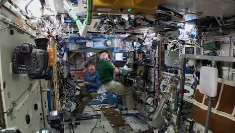 Weightlessness-And-Astronauts-Inside-The-International-Espacio-Station