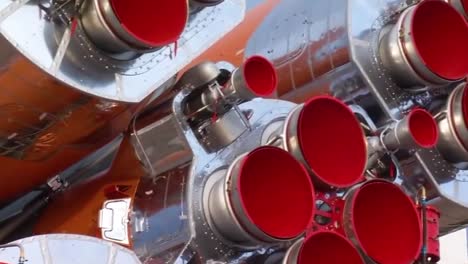 Un-Cohete-Ruso-Soyuz-Movido-Por-Ferrocarril-Hasta-La-Plataforma-De-Lanzamiento-1