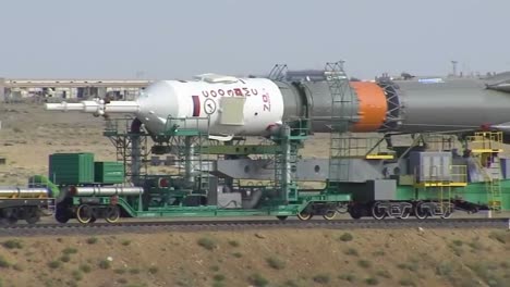 Eine-Russische-Sojus-Rakete,-Die-Mit-Der-Schiene-Zur-Startrampe-2-Bewegt-Wurde