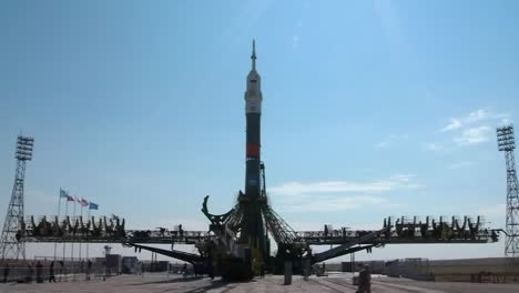 Un-Cohete-Soyuz-Ruso-Se-Prepara-En-La-Plataforma-De-Lanzamiento