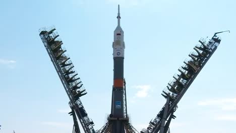 Un-Cohete-Soyuz-Ruso-Se-Prepara-En-La-Plataforma-De-Lanzamiento-1