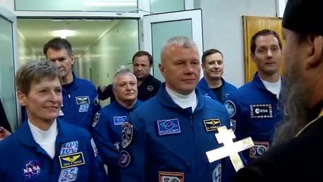 La-Tripulación-De-Un-Cohete-Soyuz-Ruso-Recibe-La-Bendición-De-Un-Sacerdote-Ortodoxo-Ruso.