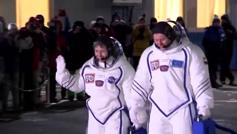 Russische-Und-Amerikanische-Astronauten-Gehen-Zur-Startrampe,-Bevor-Sie-Eine-Sojus-Rakete-Zur-Internationalen-Raumstation-Besteigen