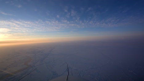 Pov-Aufnahme-Von-Der-Vorderseite-Eines-Flugzeugs,-Das-über-Die-Gefrorene-Arktische-Tundra-Fliegt-1