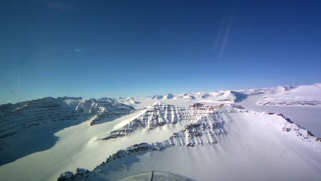 Pov-Aufnahme-Von-Der-Vorderseite-Eines-Flugzeugs,-Das-über-Die-Gefrorene-Arktische-Tundra-Von-Grönland-Fliegt-1