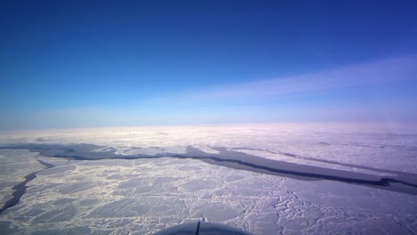 Pov-Aufnahme-Von-Der-Vorderseite-Eines-Flugzeugs,-Das-über-Die-Gefrorene-Arktische-Tundra-Fliegt-2